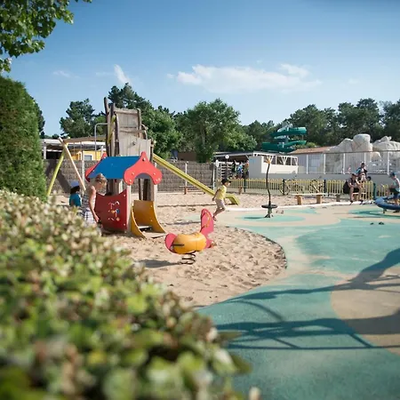 Camping Les Chouans ホテル