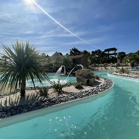 Camping Les Chouans Hotel *