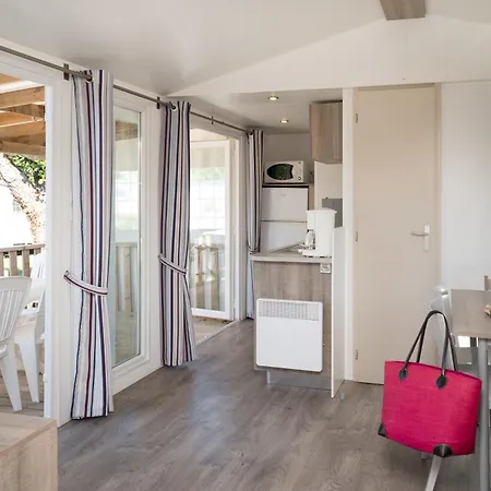 Camping Les Chouans ホテル