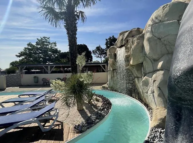 Camping Les Chouans Hotel *