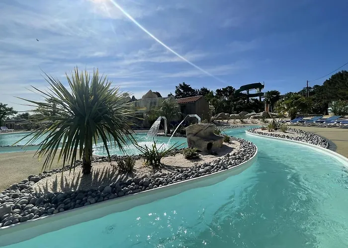 Camping Les Chouans Hotel *