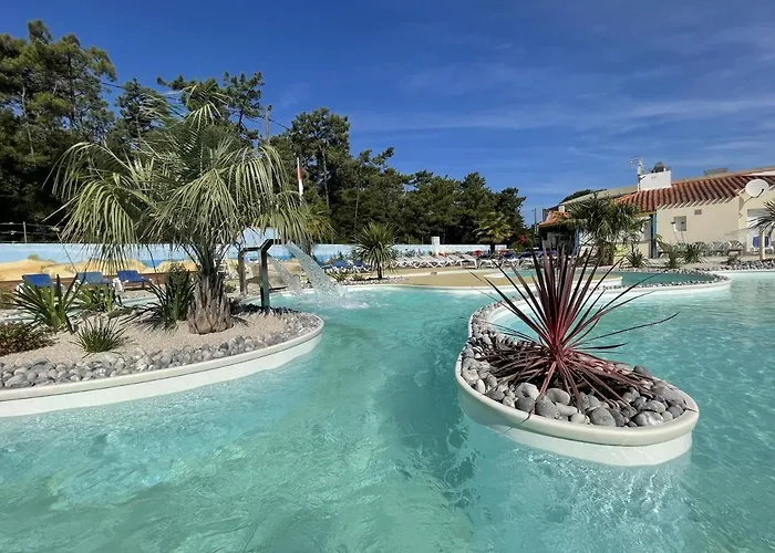 Camping Les Chouans Hotel *